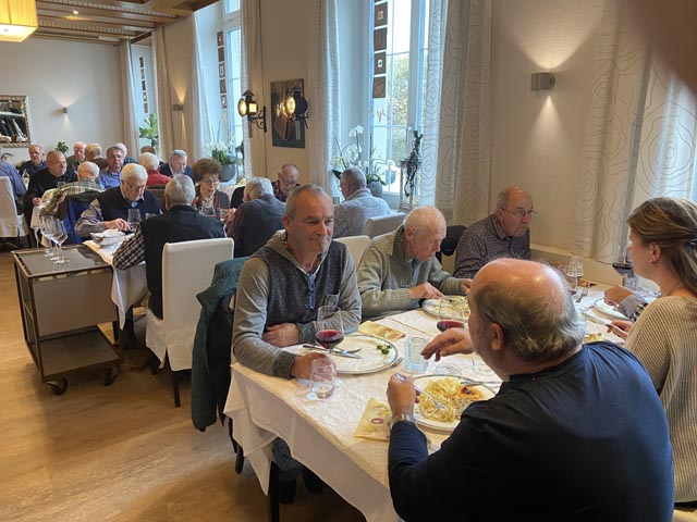 Die Pensionierten des Feldschlösschens genossen ihr Weihnachtsessen. Foto: zVg