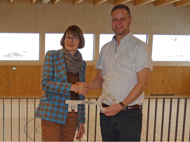 ymbolische Schlüsselübergabe von Projektleiter Stefan Eckert an Stadträtin Susanna Schlittler. Foto: Jörg Wägli