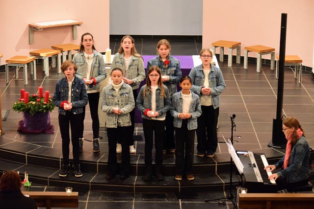 Die acht Mädchen der Voka-Teens forderten hre Gäste in Gansingen und Würenlingen zum Mitsingen auf. Foto: zVg