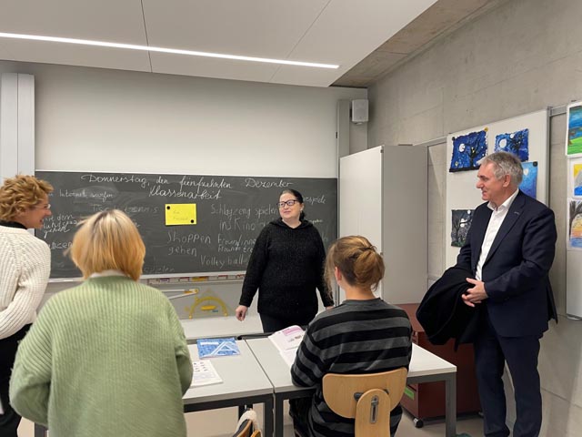 Landammann und Bildungsdirektor Alex Hürzeler beim Unterrichtsbesuch in Rheinfelden bei ukrainischen Schülerinnen und Schülern. Foto: Kanton Aargau