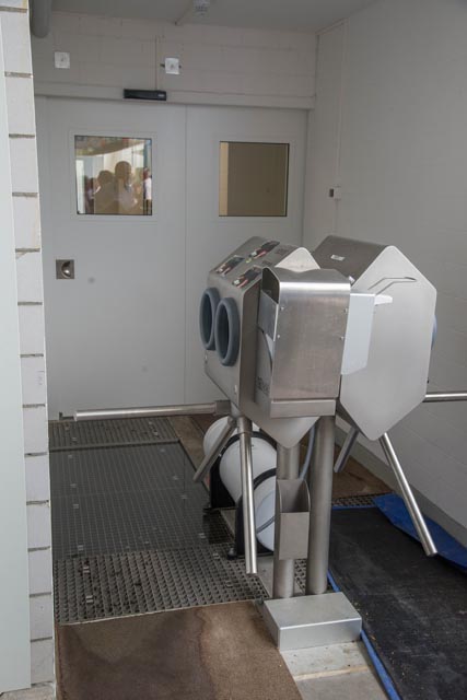 Mit strengen Hygienemassnahmen wie hier einer Desinfektionsschleuse schützen sich Gewächshausbetriebe gegen das Einschleppen des Jordanvirus. Foto: zVg/ep