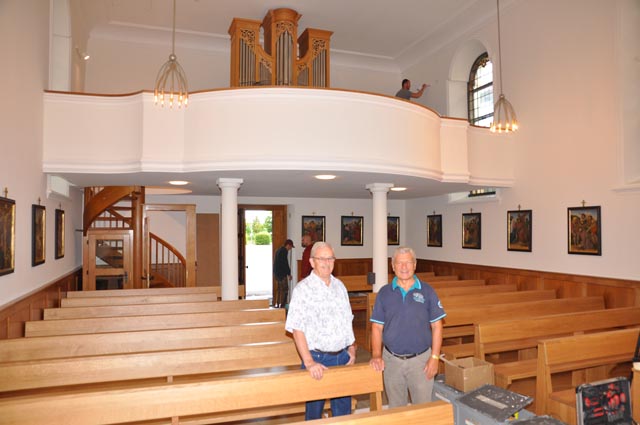 Walter Wicky (links) und Marcel Freiermuth freuen sich über die gelungene Kapellen-Renovation – und die neuen Kirchenbänke. Foto: Jörg Wägli
