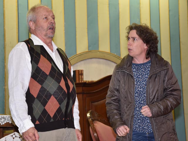 Mrs. Wimmerforce (Daniela Boutellier) und Professor Marcus (Markus Streit). Foto: Jörg Wägli