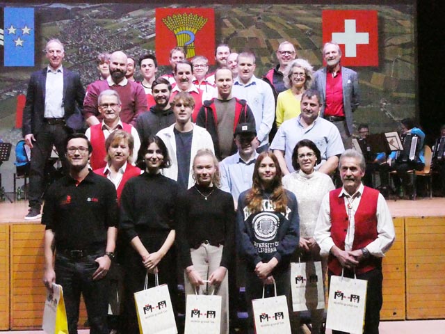 Markus Fäs (hinten rechts) freute sich über die vielen erfolgreichen Leute in Möhlin. Foto: Jörn Kerckhoff