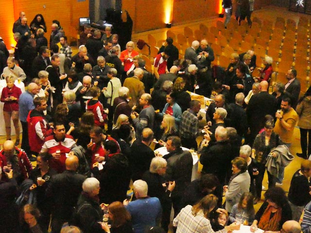 Die Besucher genossen es, sich wieder ein "guetes Neues" wünschen zu können. Foto: Jörn Kerckhoff