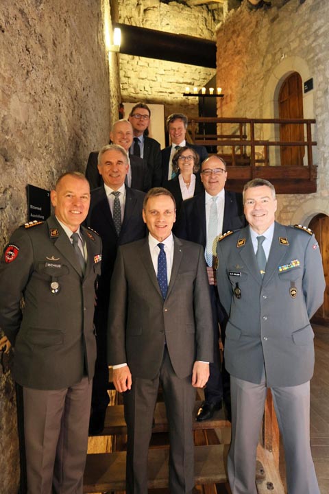 Landammann und Militärdirektor Jean-Pierre Gallati, flankiert von den Korpskommandanten Hans-Peter Walser (rechts) und Laurent Michaud, zusammen mit Landstatthalter Markus Dieth, Regierungsrat Alex Hürzeler, Regierungsrat Stephan Attiger und Regierungsrat Dieter Egli sowie Staatsschreiberin Joana Filippi und VBS-Generalsekretär Toni Eder auf der Habsburg. Foto: © Kanton Aargau