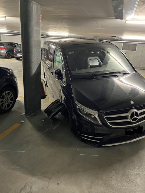 Das beschädigte Fahrzeug konnte schlussendlich durch eine Patrouille der Polizei Basel-Landschaft in einer Einstellhalle am Benzburweg in Liestal aufgefunden werden. Foto: Polizei BL