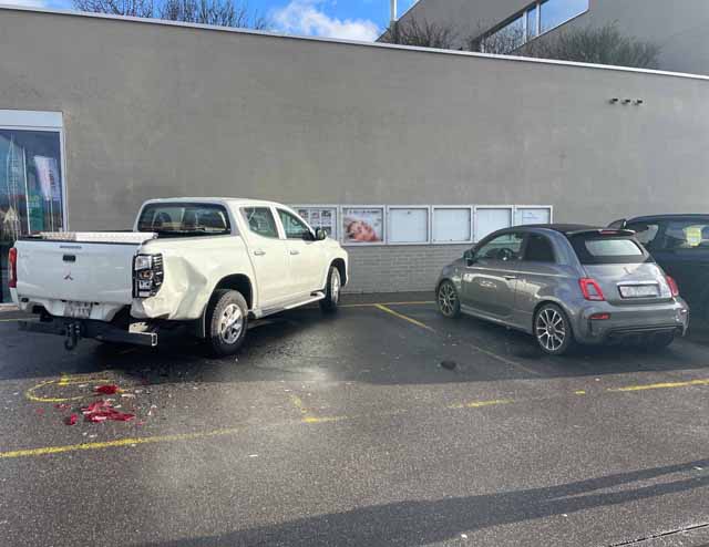 Beim Parkieren mit Mauer und zwei PWs kollidiert. Foto: Polizei AG