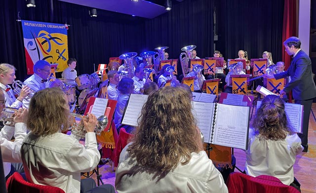Die Musikantinnen und Musikanten des MV Obermumpf in Aktion. Foto: Thomas Betschart