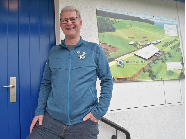 OK-Präsident Beat Brun, hier beim Eingang ins Benzenschwiler Schützenhaus mit dem Plan des Festgeländes (rechts), freut sich aufs 31. Aargauer «Kantonale» vom 23. Juni bis 9. Juli. Foto: wr