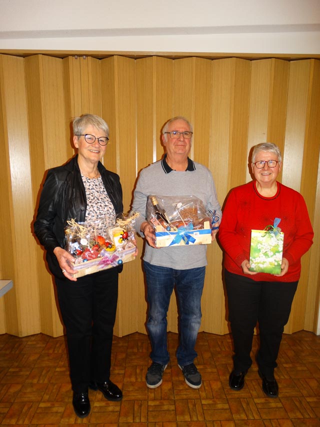 Trudi Hartmann, Rolf Müller und Esther Müller wurden für ihre Treue zum Chor geehrt. Foto: zVg