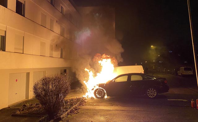 Der Fahrzeugbrand erforderte den Einsatz der Feuerwehr. Foto: Polizei BL
