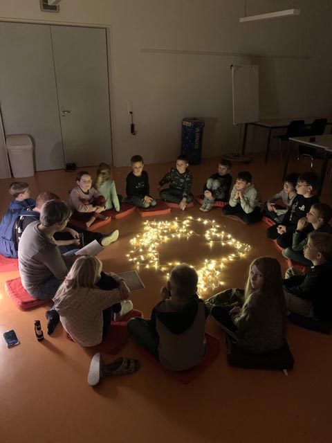 Gespannt lauschten die Kinder den spannenden Geschichten, die ihnen erzählt wurden. Foto: zVg