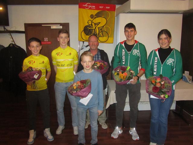 Sportlerehrungen (von links): Saybien Zumsteg (VMC Gansingen), Louis Munk (RV Sulz), Aaron Müller (RMC Wittnau), Beat Weiss für die Jungradler Sulz-Gansingen, Lars Emmenegger und Laura Emmenegger (beide VC Kaisten). Foto: zVg