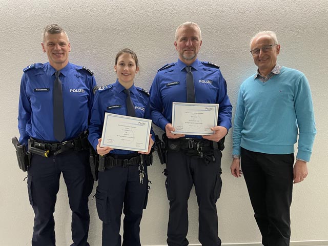 Sie freuen sich über die neuen Dienstgrade. (von links) Hansueli Loosli, Leiter Repol, Marlene Zumsteg, Stefan Bläsi, Walter Jucker, Vizeammann. Foto: zVg