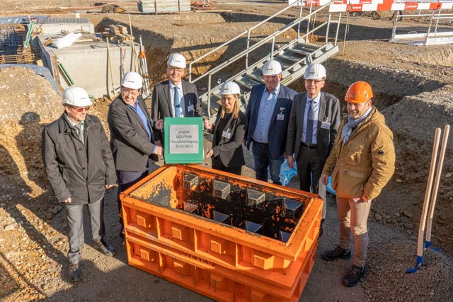 Der Baubeginn wurde am 31. Januar mit einer Zeitkapselzeremonie gefeiert (von links): Eric Ammann, Senior Project Director, Lonza; Peter Droc, Head of Drug Product Services, Lonza; Pierre-Alain Ruffieux, CEO, Lonza; Belinda Holdsworth, Strategie Growth Project Lead, Lonza; Beat Käser, Gemeindeammann Stein; Regierungsrat Dieter Egli, Vorsteher Departement Volkswirtschaft und Inneres, Kanton Aargau; Markus Birchmeier, CEO, Birchmeier. Foto: Lonza