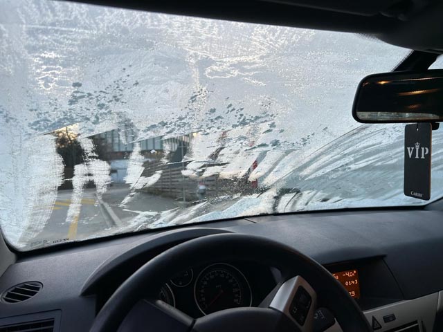 Anlässlich von Verkehrskontrollen wurden am Samstag zwei Automobilisten mit sogenannten "Gucklöcher" angehalten. Foto: Polizei AG