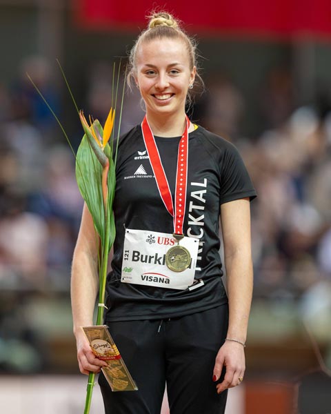 Romy Burkhard freut sich über Bronze im Stabhochsprung. Foto: Athletix
