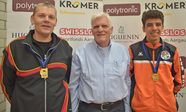AGSV-Kantonalpräsident Peter Gautschi mit den beiden Aargauer 10-m-Pistolenmeistern Dieter Grossen (links) und Rogerio Jörg. Foto: wr