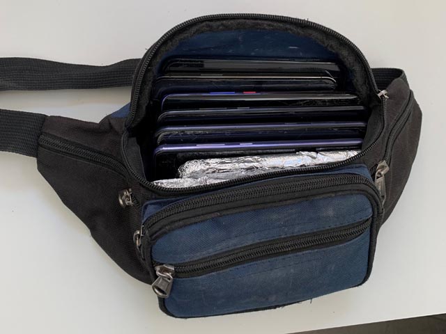 Bautasche mit Smartphones. Foto: BAZG