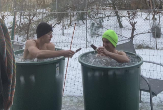 Als ob das Eisbad noch nicht kalt genug wäre: Leon Jankó (links) und Leon Bjelakovic gönnen sich noch eine Glace dazu. Foto: zVg