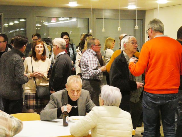 Auch nach der Versammlung gab es noch Redebadarf beim Apéro. Foto: Jörn Kerckhoff