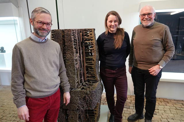 Michael Hiltbrunner (links) ist der neue Kurator des Rehmann-Museums. Geschäftsführerin Patrizia Solombrino und Stiftungsratspräsident Rudolf Lüscher freuen sich auf die Zusammenarbeit. Foto: Peter Schütz