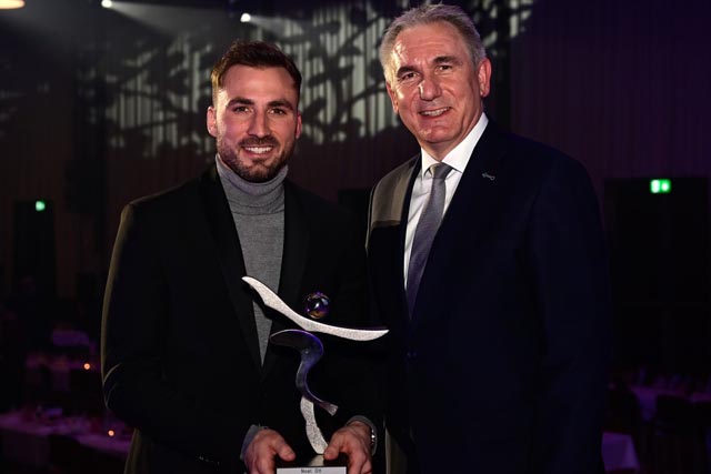 Beachsoccerspieler Noel Ott ist Aargauer Sportler des Jahres 2022 – die Trophäe hat ihm Sportminister Alex Hürzeler im Rahmen der Sport-Gala im Tägi Wettingen überreicht. Foto: Alexander Wagner