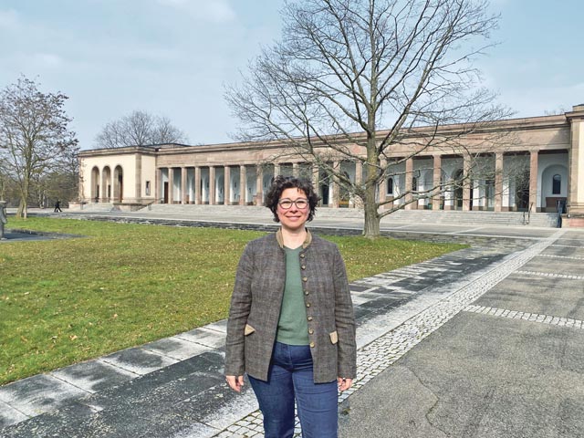 Friedhofsleiterin Anja Bandi vor einem der markanten Gebäuden auf dem Friedhof Hörnli. Foto: Sonja Fasler 
