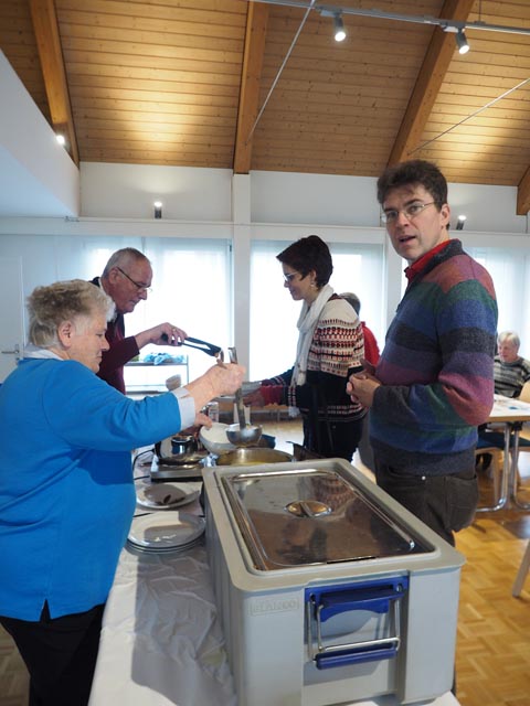 Freiwillige Helferinnen und Helfer kochten und schöpften Suppe für einen guten Zweck. Foto: Fabrice Müller