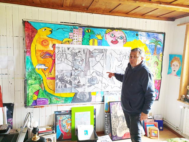 Silvain Bouillard hat den Kreuzweg für das Kirchgemeindehaus in Kaiseraugst gemalt. Foto: Andreas Fischer