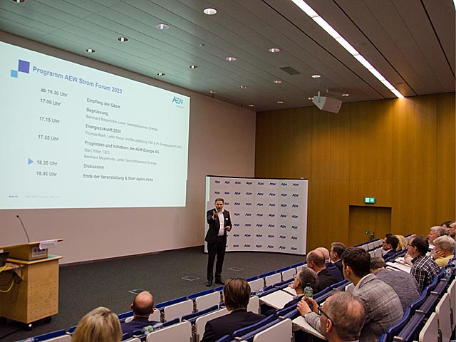 Bernhard Mayerhofer, Leiter Geschäftsbereich Energie der AEW, begrüsst zum Strom Forum. Foto: zVg