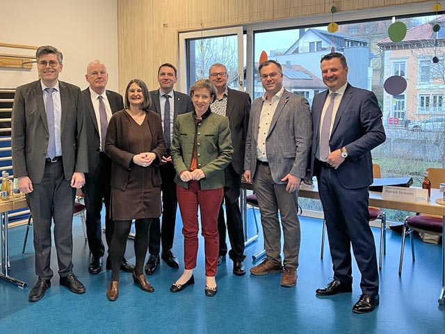 HRK-Präsident und Waldshuter Landrat Dr. Martin Kistler, Aargauer Regierungsrat Stephan Attiger; Freiburger Regierungspräsidentin Bärbel Schäfer; Schaffhausens Regierungsrat Patrick Strasser; Lörracher Landrätin Marion Dammann; Bad Säckingens Bürgermeister Alexander Guhl; Laufenburgs Bürgermeister Ulrich Krieger; Gastgeber und Murgs Bürgermeister Adrian Schmidle (von links). Foto: zVg