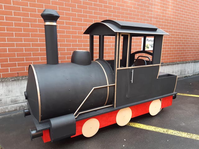 Lokomotive Emma ist schon fertig für die Aufführung des Musicals "Jom Knopf" Foto: zVg