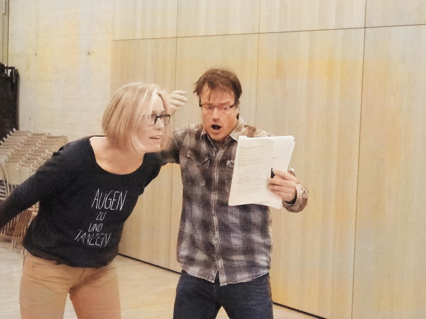 Regisseur Roland Graf gibt Maya Bürgi (Fau Waas) Hilfestellung, sich in ihre Rolle einzufühlen. Foto: Jörn Kerckhoff