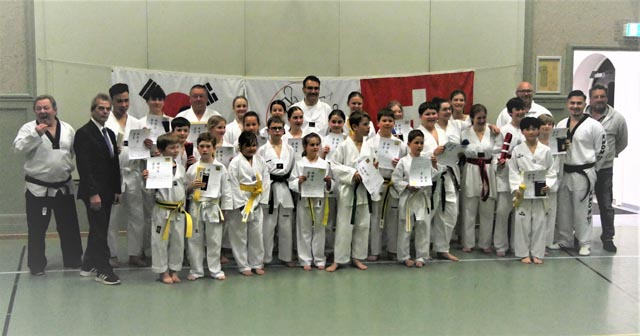 Stolze Prüflinge und zufriedene Trainer. Foto: zVg