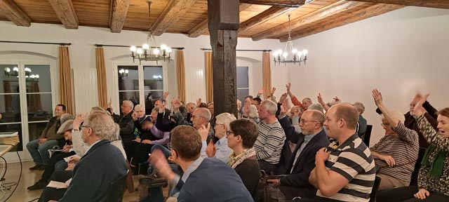 Teilnehmende bei der Abstimmung. Foto: zVg