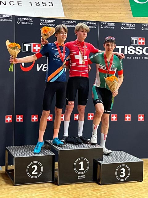  Der Welsche Thibaud Contesse vor dem Zürcher Jonathan Rinner und Lars Emmenegger vom VC Kaisten. Foto: zVg