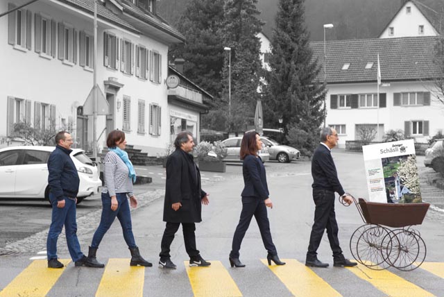 Wo laufen sie denn? – Auf dem Fussgängerstreifen. So wie damals die Beatles. Das Schäsli-Redaktionsteam Urs Kägi (von links), Janine Tschopp, Thomas Freiermuth, Wendy Wohlfender und Peter Taufer. Foto: Martin Wohlfender