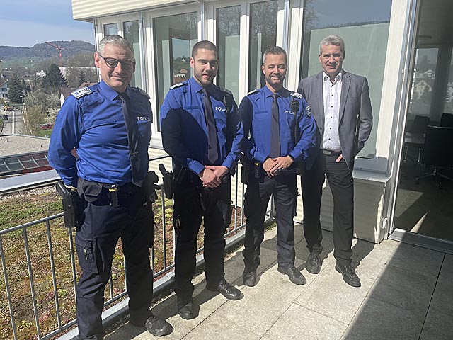 Von links: Polizeichef Oblt Werner Bertschi, Gfr Keenan Feisst, Gfr Patrick Sangiovanni und Gemeindeammann Daniel Suter. Foto: zVg