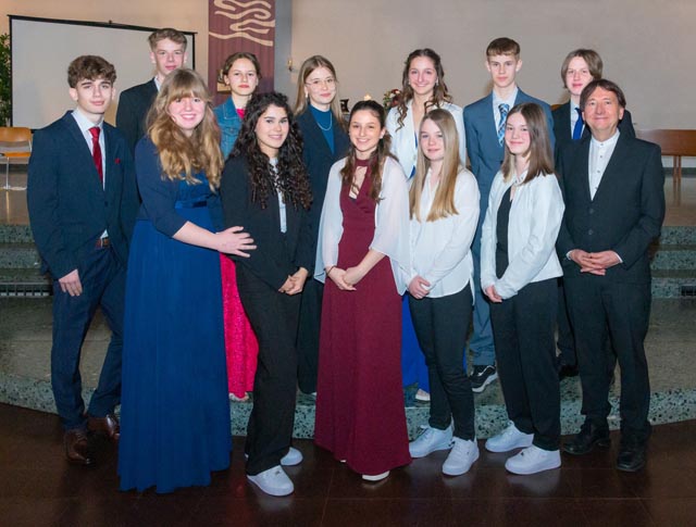 Hintere Reihe (von links): Tim Heiz, Wallbach, Nils Bachmann, Sisseln, Johanna Stein, Stein, Yara Schumacher, Stein, Ilenia Porriciello, Stein, Julian Mayer, Mumpf, Matteo Hintermann, Wallbach; Vordere Reihe (von links): Hanna Birgmeir, Stein, Ana Ayala Pérez, Stein, Alina Porriciello, Stein, Selina Döbeli, Sisseln, Anna Berger, Mumpf, Pfarrer Peter Senn. Foto: zVg 