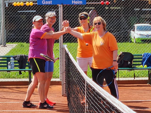 Gute Stimmung: Die Finalistinnen im Damen-Doppel, Weber/Kläuser (links) und Müller/Spuhler (rechts). Foto: Christoph Grenacher