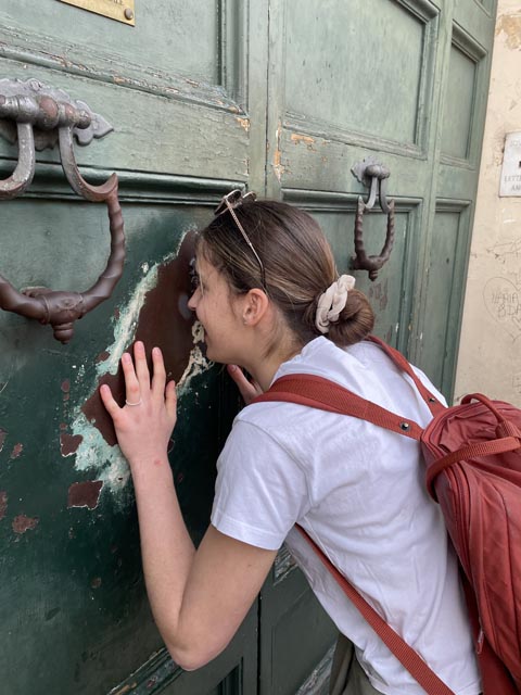 Selina beim Schlüssellochblick zum Petersdom. Foto: zVg