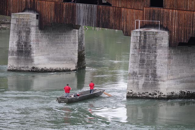 Ein Fahrpaar vom Pontonierfahrverein Mumpf beim Training an der Holzbrücke bei Stein. Foto: Peter Schütz