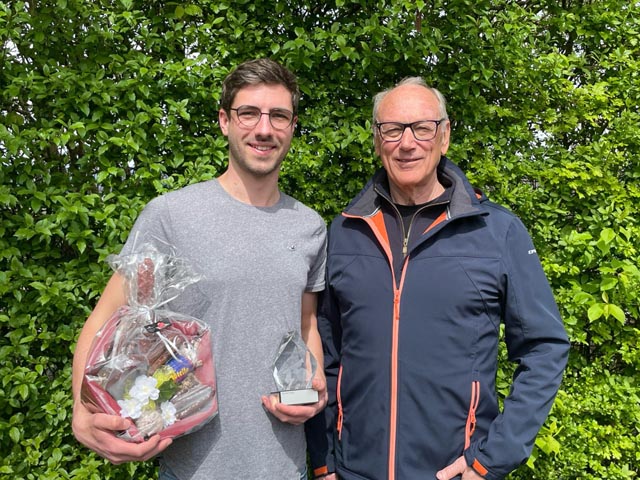 Der Gewinner Christian Klauenbösch (links) mit Veranstalter Röbi Wüest. Foto: zVg