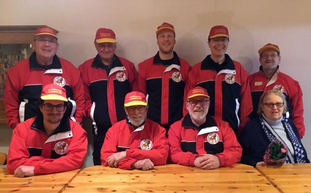 Die Mitglieder der Stadtschützen in neuer Vereinsbekleidung mit der abtretenden Kassierin. Foto: zVg