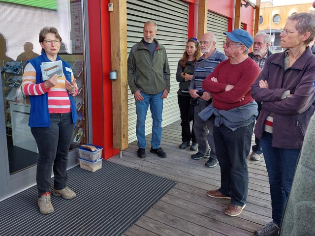 Franziska Siegrist begrüsst die interessierte Gruppe des NV Frick. Foto: zVg