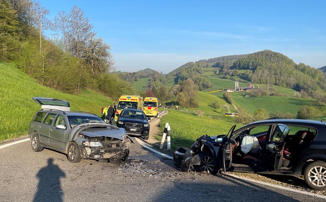 Die Fahrzeuge wurden durch ein Abschleppunternehmen geborgen. Foto; Polizei AG