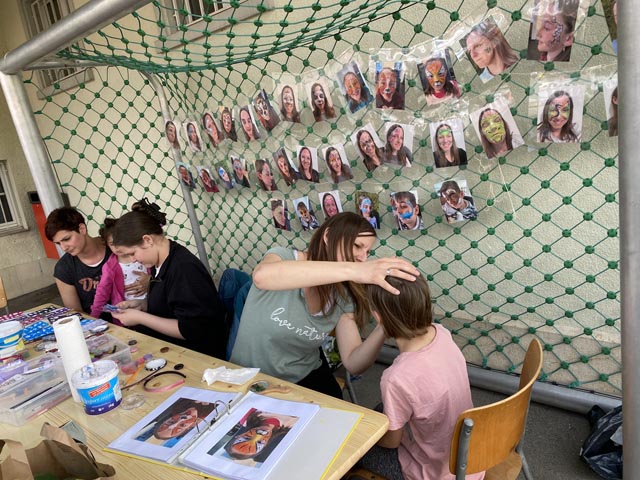 Kinderschminkn und viele Leckereien lockten ebenfalls Besucher nach Hellikon zum Anlass «Natur findet Stadt». Foto: zVg