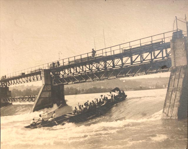 Durchfahrt des Stauwehrs bei Rheinfelden bei Pfingstfahrt des Pontonierfahrvereins Rheinfelden 1922. Foto: zVg